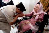 Bakal Calon Presiden Prabowo Subianto (kiri) mencium tangan istri almarhum Gus Dur, Sinta Nuriyah Wahid (kanan) saat berkunjung ke rumah keluarga Gus Dur di Ciganjur, Jakarta, Kamis (13/9/2018).  (ANTARA FOTO/Akbar Nugroho Gumay)