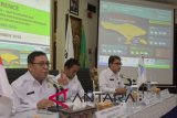 Kepala Balai Besar BMKG Wilayah III Denpasar M. Taufik Gunawan (kiri) didampingi Kepala Stasiun Klimatologi Jembrana Rakhmat Prasetia (tengah) dan Kepala Stasiun Geofisika Sanglah Ikhsan memberikan keterangan di Balai Besar Meteorologi Klimatologi dan Geofisika Wilayah 3 Denpasar, Bali, Kamis (13/9). BMKG memperkirakan awal musim hujan di wilayah Bali terjadi pada bulan November dan Desember dengan peluang terjadinya hujan berintensitas ringan hingga sedang yang dapat terjadi pada bulan September dan Oktober. ANTARA FOTO/Fikri Yusuf/wdy/2018