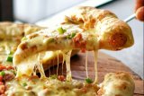 Pesan bentuk pizza sesuai selera di Lacasa Pizza
