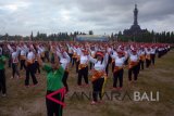 Personel TNI, Polri dan masyarakat menari Gemu Famire dalam rangkaian peringatan HUT TNI ke-73 di Lapangan Puputan Niti Mandala Renon Denpasar, Selasa (4/9). Kegiatan tersebut guna memecahkan rekor Muri sebagai peserta terbanyak serentak seluruh Indonesia, guna menyambut HUT le-73 TNI. ANTARA FOTO/Wira Suryantala/wdy/2018.