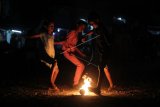 Sejumlah anak bermain sepak bola api di Kampoeng Dolanan Kenjeran, Surabaya, Jawa Timur, Minggu (2/9). Kegiatan tersebut merupakan bagian dari Festival Kampoeng Dolanan 2.0 yang bertujuan untuk melestarikan permainan-permainan tradisional. ANTARA FOTO/Moch Asim/foc/18.