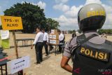 Anggota Polisi dari Polresta Yogyakarta melakukan simulasi pengamanan Pemilihan Umum (Pemilu) di Alun-alun Selatan Yogyakarta, DI Yogyakarta, Senin (17/9/2018) . Simulasi yang digagas oleh Polresta Yogyakarta itu guna meningkatkan kemampuan taktis maupun teknis anggota dalam pengamanan Pilpres 2019 mendatang. ( ANTARA FOTO/Andreas Fitri Atmoko)