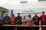 Ketua Centre for Dialogue and Cooperation among Civilisations (CDCC) Din Syamsuddin (ketiga kanan) bersama Direktur CDCC Yuli Mumpuni Widiarso (keempat kanan), Ketua Umum Persekutuan Gereja-gereja di Indonesia (PGI) Henriette Tabita Hutabarat Lebang (keempat kiri), Rohaniawan Katolik Franz Magnis Suseno (kiri), Ketua Perhimpunan Majelis Agama Buddha Indonesia (Permabudhi) Philip K Widjaja (ketiga kiri), Ketua Bidang Ideologi dan Kesatuan Bangsa Parishada Hindu Dharma Indonesia (PHDI) Nyoman Udayana (kedua kiri), Ketua Majelis Agama Konghucu Indonesia (Matakin) Uung Sendana (kedua kanan) dan Biksu Cittajayo (kanan) melakukan 