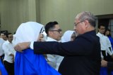 Rektor Universitas Pancasila Prof Wahono Sumaryono ketika menyematkan jaket kepada mahasiswa baru Sekolah Pascasarjana Universitas Pancasila. (Megapolitan.Antaranews.Com/Foto: Humas Universitas Pancasila)