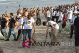 Sejumlah warga mengikuti aksi bersih sampah saat rangkaian kegiatan World Cleanup Day di Pantai Kuta, Badung, Bali, Sabtu (15/9). World Cleanup Day di Bali diikuti oleh sekitar 17 ribu orang warga dari berbagai komunitas dan lembaga yang tersebar di 29 titik di seluruh wilayah Pulau Bali. ANTARA FOTO/Fikri Yusuf/wdy/2018.