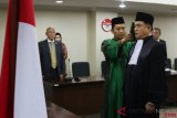 Pakar Hukum Tata Negara Yusril Ihza Mahendra (kanan) mengucapkan sumpah advokat di Pengadilan Tinggi Jakarta, Jumat (21/9/2018). DPN Perhimpunan Advokat Indonesia (Peradi) versi Ketua Umum Fauzie Yusuf Hasibuan mengajukan kepada Pengadilan Tinggi Jakarta untuk mengambil sumpah 731 advokat yang salah satunya adalah Yusril Ihza Mahendra.  (ANTARA FOTO/Rivan Awal Lingga)