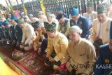 Wali Kota Banjarmasin Ibnu Sina dan para pejabat di jajaran Pemkot Banjarmasin melakukan ziarah ke Makam Sultan Suriansyah, di Kuin Kecamatan Banjarmasin Utara, dalam kaitan memperingati hari jadi (Harjad) Kota Banjarmasin yang ke-492 (Antaranews Kalsel/Riaz/Hasan Z)