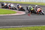 Sejumlah pembalap kelas 250 cc beradu cepat dalam kejuaraan Asia Road Racing Championship (ARRC) 2018 seri ke V di Sirkuit Sentul, Bogor, Jawa Barat, Sabtu  (13/10 ). ANTARA JABAR/Yulius Satria Wijaya/agr/18.