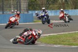 Sejumlah pembalap kelas 600 cc beradu cepat dalam kejuaraan Asia Road Racing Championship (ARRC) 2018 seri ke V di Sirkuit Sentul, Bogor, Jawa Barat, Sabtu  (13/10 ). ANTARA JABAR/Yulius Satria Wijaya/agr/18.