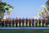 Presiden Joko Widodo (kedelapan kiri) bersama kepala negara/pemerintahan negara-negara di ASEAN, Presiden Grup Bank Dunia Jim Yong Kim (Keenam kiri), Direktur Pelaksana IMF Christine Lagarde (Kelima kanan), Sekjen PBB Antonio Guterres (Keenam kanan) dan Sekjen ASEAN Lim Jock Hoi (kiri) berfoto bersama dalam ASEAN Leaders Gathering di Hotel Sofitel, Nusa Dua, Bali, Kamis (11/10/2018). ASEAN Leaders Gathering digelar di sela-sela Pertemuan Tahunan IMF - World Bank Group Tahun 2018. ANTARA FOTO/ICom/AM IMF-WBG/Puspa Perwitasari/kye