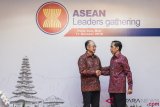     Presiden Joko Widodo (kanan) berjabat tangan dengan Presiden Grup Bank Dunia Jim Yong Kim (kiri) saat Asean Leaders Gathering di sela-sela rangkaian Pertemuan Tahunan IMF World Bank Group 2018 di Nusa Dua, Bali, Kamis (11/10/2018). ANTARA FOTO/ICom/AM IMF-WBG/M Agung Rajasa/kye