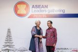     Presiden Joko Widodo (kanan) berjabat tangan dengan Direktur Pelaksana IMF Christine Lagarde (kiri) saat Asean Leaders Gathering di sela-sela rangkaian Pertemuan Tahunan IMF World Bank Group 2018 di Nusa Dua, Bali, Kamis (11/10/2018). ANTARA FOTO/ICom/AM IMF-WBG/M Agung Rajasa/