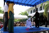 Algojo melaksanakan eksekusi hukum cambuk terhadap terpidana pelanggar peraturan daerah (qanun) tentang Syariat Islam di Banda Aceh, Aceh, Senin (29/10/2018). Mahkamah Syar'iah Kota Banda Aceh menjatuhkan hukuman sebanyak tiga hingga 30 kali cambuk di muka umum terhadap lima terpidana pelanggar Qanun Aceh nomor 6/2014 tentang hukum Jinayat. (Antara Aceh /Irwansyah Putra)