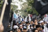 Ribuan warga mengikuti unjuk rasa aksi bela Tauhid di depan gedung Sate, Bandung, Jawa Barat, Jumat (26/10/2018). ANTARA JABAR/M Agung Rajasa/agr.
