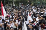 Ribuan warga mengikuti unjuk rasa aksi bela Tauhid di depan gedung Sate, Bandung, Jawa Barat, Jumat (26/10/2018). ANTARA JABAR/M Agung Rajasa/agr.
