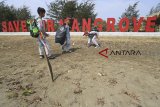 Sejumlah siswa Sekolah Dasar memunguti sampah saat kegiatan Aksi Peduli Lingkungan di Pantai Karangsong, Indramayu, Jawa Barat, Jumat (19/10/2018). Kegiatan yang digagas Pokja Media Polres Indramayu dan Balai Besar Wilayah Sungai (BBWS) Cimanuk-Cisanggarung itu untuk meningkatkan edukasi masyarakat terhadap kepedulian lingkungan. ANTARA JABAR/Dedhez Anggara/agr.