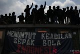 Prihatin atas sanksi PSSI, Ribuan bobotoh gelar aksi damai