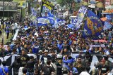 Massa yang tergabung dalam Aliansi Bobotoh Tasikmalaya (Abot) menggelar aksi unjuk rasa di Kota Tasikmalaya, Jawa Barat, Minggu (7/10). Mereka menuntut keadilan kepada Persatuan Sepakbola Seluruh Indonesia (PSSI) terkait Komisi Disiplin yang menjatuhkan sanksi untuk Persib Bandung pada Liga 1 2018 dan meminta Ketua Umum PSSI Edy Rahmayadi untuk mundur dari jabatannya sebagai ketua Umum. ANTARA JABAR/Adeng Bustomi/agr/18