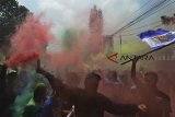 Massa yang tergabung dalam Aliansi Bobotoh Tasikmalaya (Abot) menggelar aksi unjuk rasa di Kota Tasikmalaya, Jawa Barat, Minggu (7/10). Mereka menuntut keadilan kepada Persatuan Sepakbola Seluruh Indonesia (PSSI) terkait Komisi Disiplin yang menjatuhkan sanksi untuk Persib Bandung pada Liga 1 2018 dan meminta Ketua Umum PSSI Edy Rahmayadi untuk mundur dari jabatannya sebagai ketua Umum. ANTARA JABAR/Adeng Bustomi/agr/18