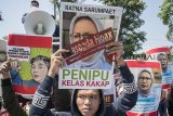 Massa yang tergabung dalam Aliansi Mahasiswa Bandung Raya melakukan aksi unjuk rasa tuntut Ratna Sarumpaet di depan Gedung Sate, Bandung, Jawa Barat, Senin (8/10). Aksi tersebut untuk menuntut Ratna Sarumpaet segera meminta maaf kepada warga Bandung dan menuntut pemerintah Jawa Barat mendukung agar Ratna Sarumpaet diadili karena melakukan kebohongan publik yang meresahkan. ANTARA JABAR/Novrian Arbi/agr/18