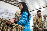 Penjaga satwa membawa anak Harimau Benggala (Panthera tigris tigris) di Bandung Zoo, Bandung, Jawa Barat, Kamis (4/10). Wali Kota Bandung Oded M Danial memberikan nama Donggalah untuk anak Harimau Benggala yang lahir pada 22 Agustus 2018 berjenis kelamin betina tersebut. ANTARA JABAR/M Agung Rajasa/agr/18.