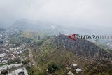 Foto udara Gunung Batu yang termasuk dalam sesar Lembang atau patahan Lembang di Kabupaten Bandung Barat, Jawa Barat, Selasa (30/10/2018). Penelitian yang dilakukan oleh Pemkot Bandung, ITB, dan United Nation menyebutkan bahwa sesar Lembang yang merupakan patahan geser aktif yang membentang sepanjang 29 kilometer tersebut memiliki potensi gempa di atas 5 SR. ANTARA JABAR/Raisan Al Farisi/agr.