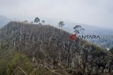 Foto udara Gunung Batu yang termasuk dalam sesar Lembang atau patahan Lembang di Kabupaten Bandung Barat, Jawa Barat, Selasa (30/10/2018). Penelitian yang dilakukan oleh Pemkot Bandung, ITB, dan United Nation menyebutkan bahwa sesar Lembang yang merupakan patahan geser aktif yang membentang sepanjang 29 kilometer tersebut memiliki potensi gempa di atas 5 SR. ANTARA JABAR/Raisan Al Farisi/agr.