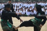 Pesilat saling serang usai upacara bendera yang diselenggarakan Nahdlatul Ulama (NU) di Pondok Pesantren Lirboyo, Kota Kediri, Jawa Timur, Senin (22/10/2018). Upacara bendera yang diakhiri dengan peragaan pencak silat tersebut guna memperingati Hari santri Nasional. Antara Jatim/Prasetia Fauzani.