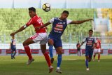 Pesepak bola Arema FC, Rivaldi Bawuo (kanan) berebut bola di udara dengan pesepakbola Bali United, I Made Andhika (kiri) dalam pertandingan LIGA I GOJEK di Stadion Kanjuruhan, Malang, Jawa Timur, Sabtu (20/10/2018). Arema mengalahkan Bali United dengan skor akhir 3-1. Antara Jatim/Ari Bowo Sucipto/ZK.