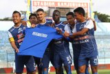 Pesepakbola Arema FC,  Makan Konate (tiga dari kanan) melakukan selebrasi bersama rekan-rekannya usai mencetak gol di gawang  PSMS Medan dalam pertandingan Liga I GOJEK di Stadion Kanjuruhan Malang, Minggu (28/10/2018). Arema FC mengalahkan PSMS Medan dengan skor 5-0. Antara Jatim/Ari Bowo Sucipto