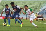 Pesepakbola PSMS Medan, Shohei Matsunaga (kanan) berusaha merebut bola dari pesepakbola Arema FC, Alfin Tuasalamony (tengah), dalam pertandingan Liga I GOJEK di Stadion Kanjuruhan Malang, Minggu (28/10/2018). Arema FC mengalahkan PSMS Medan dengan skor 5-0. Antara Jatim/Ari Bowo Sucipto