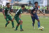 Pesepakbola Arema FC, Johan Alfarisy (kanan) berusaha melewati hadangan dua  pesepakbola Persebaya Surabaya dalam pertandingan Liga I GOJEK di Stadion Kanjuruhan, Malang, Jawa Timur, Sabtu (6/10). Arema mengalahkan Persebaya dengan skor akhir 1-0. Antara Jatim/Ari Bowo Sucipto/mas/18.