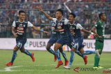 Arema Kalahkan Persebaya 