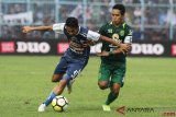 Arema Kalahkan Persebaya 