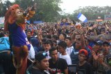 Suporter kesebelasan Arema FC (Aremania) memberi dukungan pada tim kesayangannya di luar stadion saat bertanding melawan Bali United di Stadion Kanjuruhan, Malang, Jawa Timur, Sabtu (20/10/2018). Komisi Disiplin (Komdis) PSSI menjatuhi sanksi untuk Arema FC yakni menggelar pertandingan tanpa penonton hingga akhir musim kompetisi Liga I GOJEK pasca rusuh suporter saat pertandingan Arema melawan Persebaya pada tanggal 6 Oktober 2018 lalu. Antara Jatim/Ari Bowo Sucipto/ZK. 