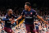 Pemain Arsenal Pierre-Emerick Aubameyang (kanan) bersama rekannya Alexandre Lacazette merayakan gol ke gawang Fulham pada pertandingan lanjutan Liga Inggris di Craven Cottage, Londong, Minggu (7/11/2018). Arsenal menang 5-1 pada laga tandang tersebut. REUTERS/Eddie Keogh/foc.