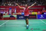 Pebulu tangkis putra Indonesia Deva Anrimushti meluapkan kemenangan usai memenangkan pertandingan final beregu putra Asian Para Games 2018, di Istora Senayan, Jakarta, Minggu (7/10/2018). Indonesia meraih medali emas usai mengalahkan Malaysia 2 - 1. ANTARA FOTO/Galih Pradipta/foc.