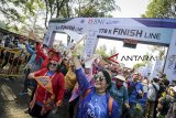 Alumni ITB mengikuti BNI ITB Ultra Marathon di Kampus ITB, Bandung, Jawa Barat, Minggu (14/10). BNI ITB Ultra Marathon dengan rute Jakarta-Bandung yang menempuh jarak 170 kilometer itu dalam rangka mengkampanyekan gaya hidup sehat serta sebagai ajang perluasan literasi keuangan. ANTARA JABAR/Raisan Al Farisi/agr/18