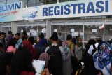 Pengunjung melakukan registrasi saat digelar BUMN Career Opportunity pada IBDExpo 2018 di Surabaya, Jawa Timur, Kamis (4/10). Sebanyak 48 perusahan BUMN membuka lowongan kerja yang diaharapkan dapat mejadi pilihan masyarakat dalam berkarir.  ANTARA FOTO/Zabur Karuru/18