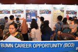 Pencari kerja mengamati poster saat digelar BUMN Career Opportunity pada IBDExpo 2018 di Surabaya, Jawa Timur, Kamis (4/10). Sebanyak 48 perusahan BUMN membuka lowongan kerja yang diaharapkan dapat mejadi pilihan masyarakat dalam berkarir.  Antara Jatim/Zabur Karuru/18