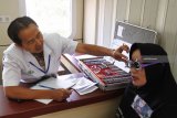 Dokter memeriksa kesehatan warga saat bakti sosial layanan kereta kesehatan (rail clinic) dan kereta perpustakaan (rail library) di Stasiun Randuagung, Lumajang, Jawa Timur, Rabu (3/10). PT KAI Daop 9 Jember melakukan pemeriksaan kesehatan dan pengobatan gratis, untuk menjangkau daerah-daerah terpencil di sekitar jalur kereta api, sehingga dapat memberikan manfaat bagi masyarakat. Antara Jatim/Seno/mas/18. 