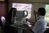 Dokter memeriksa kesehatan warga saat bakti sosial layanan kereta kesehatan (rail clinic) dan kereta perpustakaan (rail library) di Stasiun Randuagung, Lumajang, Jawa Timur, Rabu (3/10). PT KAI Daop 9 Jember melakukan pemeriksaan kesehatan dan pengobatan gratis, untuk menjangkau daerah-daerah terpencil di sekitar jalur kereta api, sehingga dapat memberikan manfaat bagi masyarakat. Antara Jatim/Seno/mas/18. 