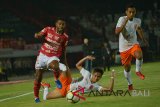 Pesepak bola Bali United Yabes Roni Malaifani (kiri) berebut bola dengan pesepak bola Borneo FC Abdul Rachman (bawah) dalam pertandingan Sepak Bola Liga 1 di Stadion I Wayan Dipta, Gianyar, Bali, Kamis (25/10).  Pertandingan berakhir imbang dengan skor 2-2. Antaranews Bali/Nyoman Budhiana/2018.
