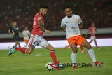 Pesepak bola Bali United Stefano Lilipaly (kiri) berebut bola dengan pesepak bola Borneo FC Sultan Samma dalam pertandingan Sepak Bola Liga 1 di Stadion I Wayan Dipta, Gianyar, Bali, Kamis (25/10). Pertandingan berakhir imbang dengan skor 2-2. Antaranews Bali/Nyoman Budhiana/2018.