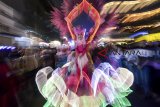 Peserta mengikuti Bandung Light Festival di sepanjang Jalan Asia Afrika, Bandung, Jawa Barat, Minggu (21/10/2018) malam. Bandung Light Festival yang bertemakan 1001 malam dan diikuti ratusan peserta tersebut merupakan malam puncak Hari Ulang Tahun (HUT) ke-208 kota Bandung. ANTARA JABAR/Raisan Al Farisi/agr