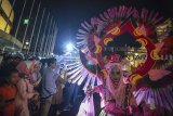 Peserta mengikuti Bandung Light Festival di sepanjang Jalan Asia Afrika, Bandung, Jawa Barat, Minggu (21/10/2018) malam. Bandung Light Festival yang bertemakan 1001 malam dan diikuti ratusan peserta tersebut merupakan malam puncak Hari Ulang Tahun (HUT) ke-208 kota Bandung. ANTARA JABAR/Raisan Al Farisi/agr