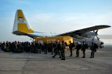 Prajurit TNI bersiap masuk kedalam pesawat untuk melakukan tugas misi kemanusian gempa Palu, Sulawesi Tengah d di Base Ops Lanudal Juanda, Sidoarjo, Jawa Timur, Kamis (4/10). Sebanyak 300 pasukan Marinir dari Brigade Infanteri Marinir 2 TNI AL Gedangan dan Yon Kesehatan Marinir diberangkatkan ke Palu dalam rangka Ops tanggap darurat bencana gempa dan tsunami di Palu, Donggala dan Sigi, Sulawesi Tengah. Antara Jatim/Umarul Faruq/mas/18.