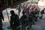 Prajurit TNI bersiap masuk kedalam pesawat untuk melakukan tugas misi kemanusian gempa Palu, Sulawesi Tengah d di Base Ops Lanudal Juanda, Sidoarjo, Jawa Timur, Kamis (4/10). Sebanyak 300 pasukan Marinir dari Brigade Infanteri Marinir 2 TNI AL Gedangan dan Yon Kesehatan Marinir diberangkatkan ke Palu dalam rangka Ops tanggap darurat bencana gempa dan tsunami di Palu, Donggala dan Sigi, Sulawesi Tengah. Antara Jatim/Umarul Faruq/mas/18.