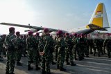 Prajurit TNI bersiap masuk kedalam pesawat untuk melakukan tugas misi kemanusian gempa Palu, Sulawesi Tengah d di Base Ops Lanudal Juanda, Sidoarjo, Jawa Timur, Kamis (4/10). Sebanyak 300 pasukan Marinir dari Brigade Infanteri Marinir 2 TNI AL Gedangan dan Yon Kesehatan Marinir diberangkatkan ke Palu dalam rangka Ops tanggap darurat bencana gempa dan tsunami di Palu, Donggala dan Sigi, Sulawesi Tengah. Antara Jatim/Umarul Faruq/mas/18.