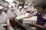 Sejumlah siswa Sekolah Dasar (SD) belajar membatik di Galeri Batik Tradisiku, Bogor, Jawa Barat, Selasa (2/10). Aktivitas tersebut sebagai pengenalan terhadap batik Nusantara kepada anak sejak dini serta untuk mencintai dan melestarikan kebudayaan asli Indonesia. ANTARA JABAR/Yulius Satria Wijaya/agr/18.